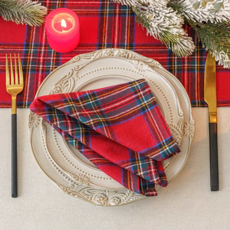 Chemin de table de Noël en satin lurex rouge bordé de tartan écossais